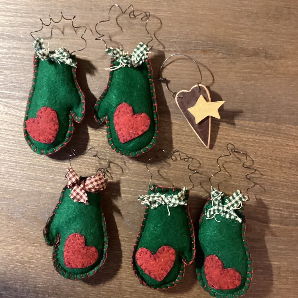 5 HANDMADE PRIMITIVE RUSTIC COUNTRY FELT MITTEN HOLIDAY ORNAMENTS + WOODEN HEART